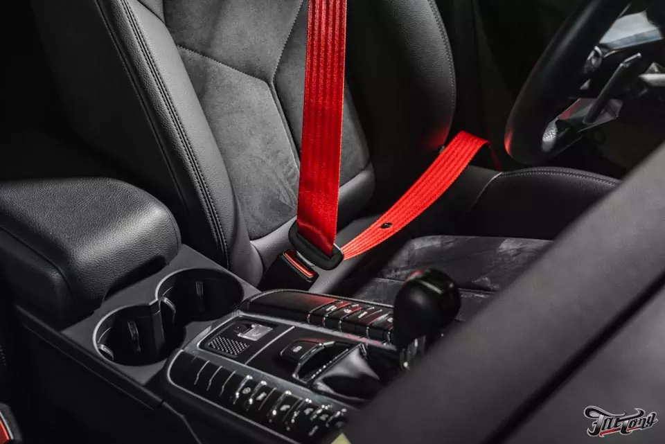 Porsche Macan. Установка красных ремней безопасности в цвет кузова.